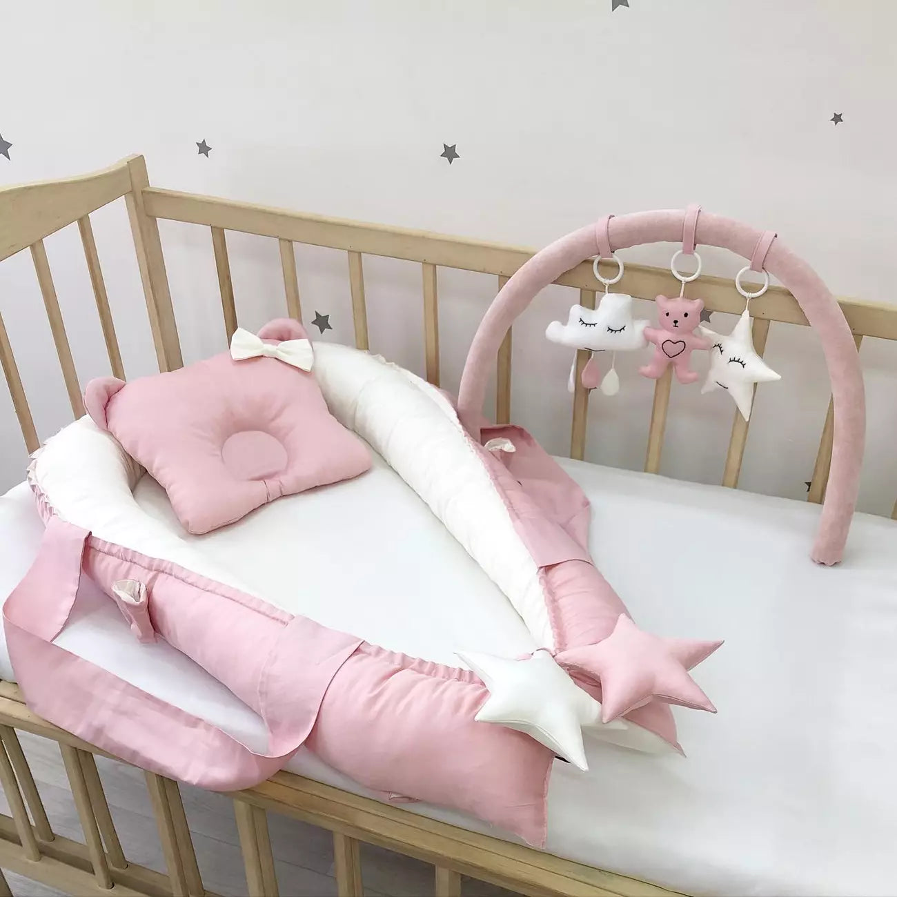 Dusty rose baby nest and arc with mini-toys - Baby Bedding Worlds