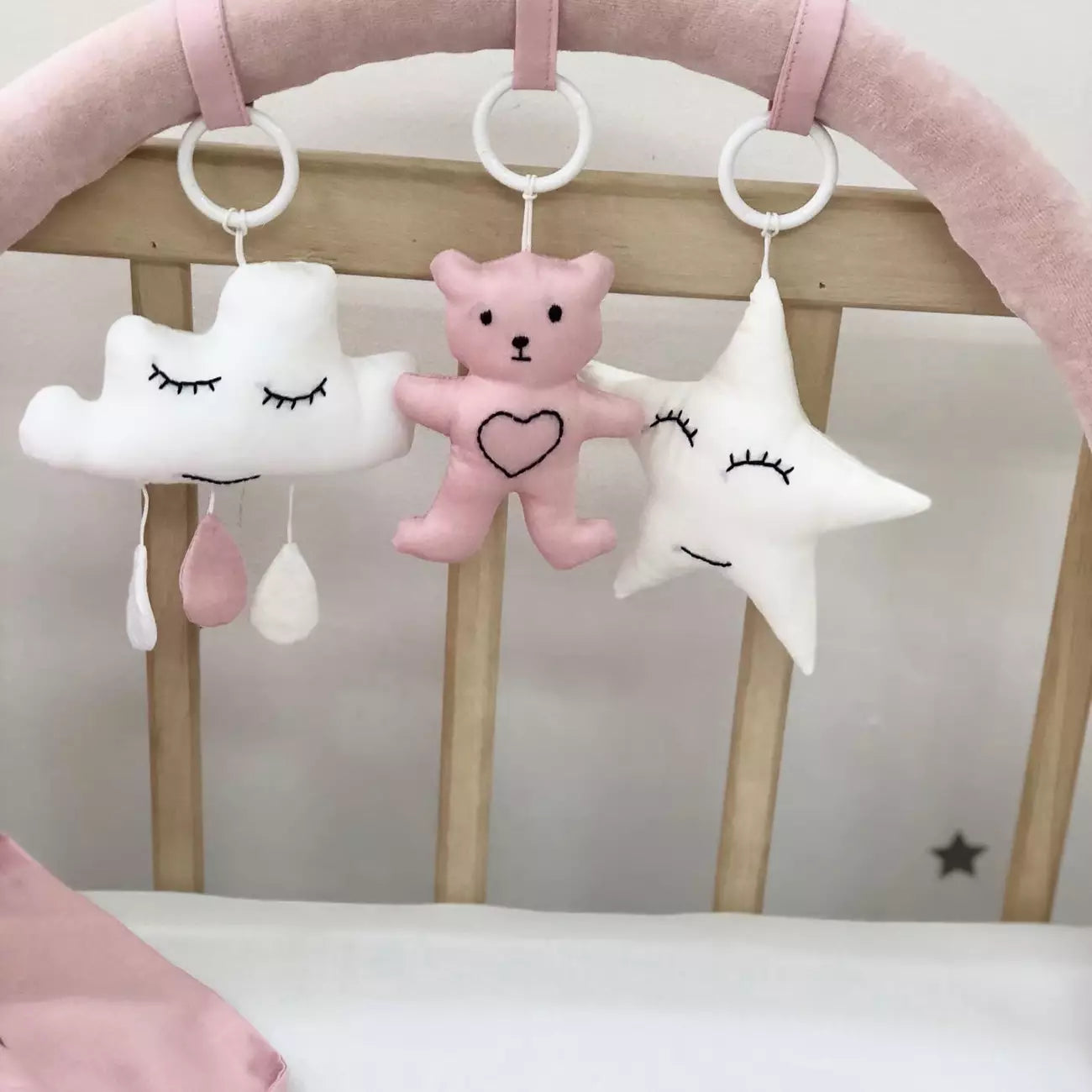 Dusty rose baby nest and arc with mini-toys - Baby Bedding Worlds