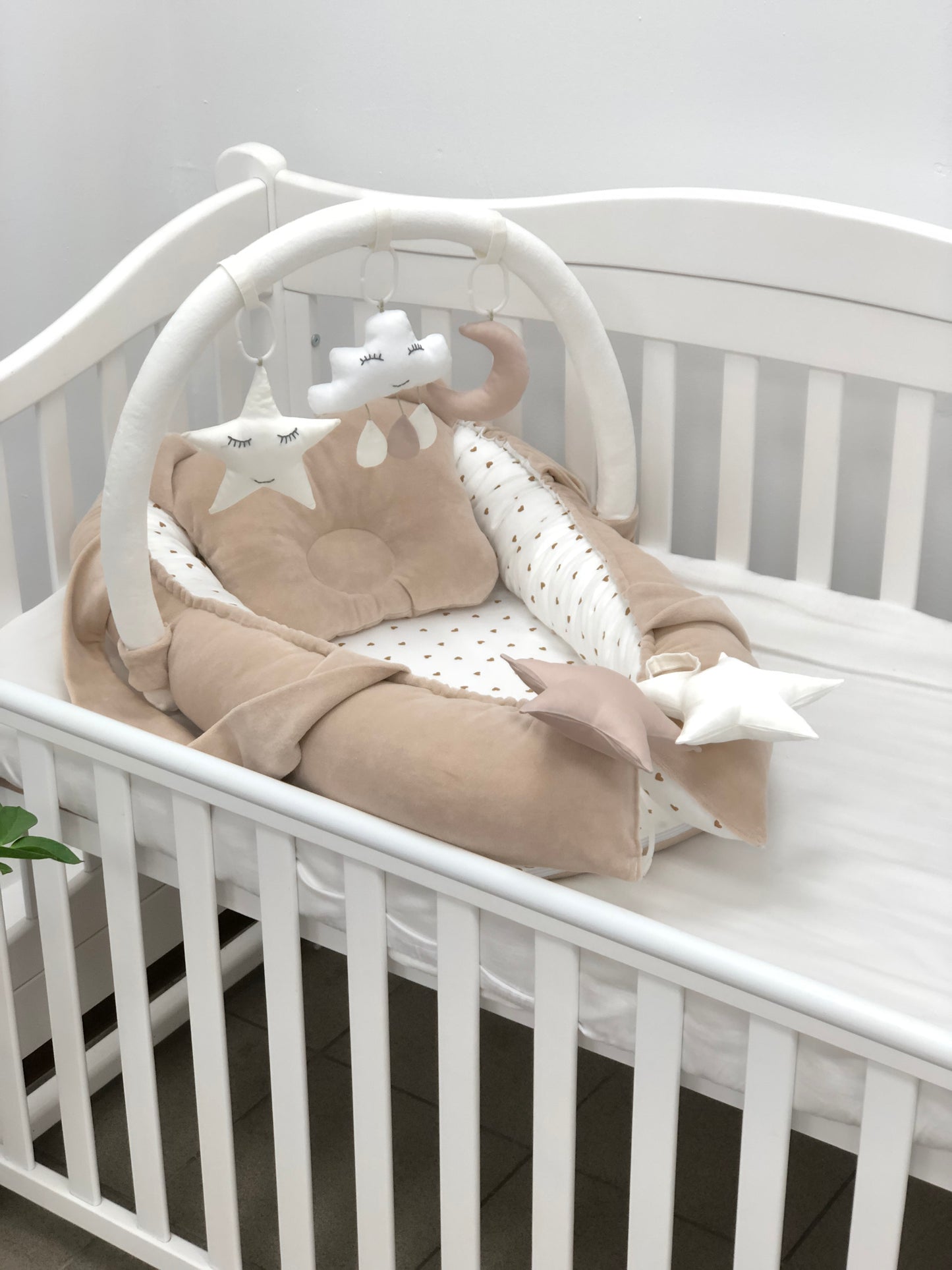 Baby Nest neutral  "Hearts & Toys"