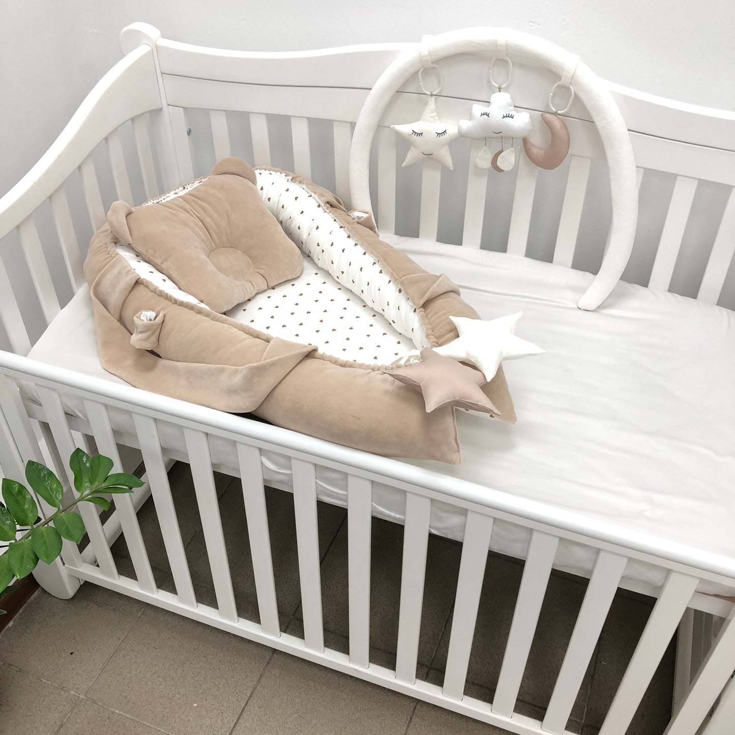 Baby Nest neutral  "Hearts & Toys"