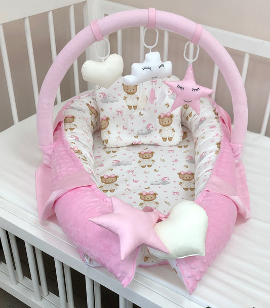 Babynest „Rosa Elefant“ mit Schleife & Spielzeug